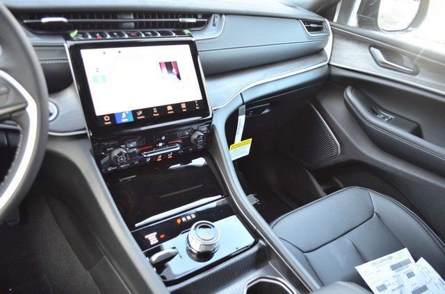 New 2025 Jeep Grand Cherokee Limited w/ Black Appearance Package image 20
