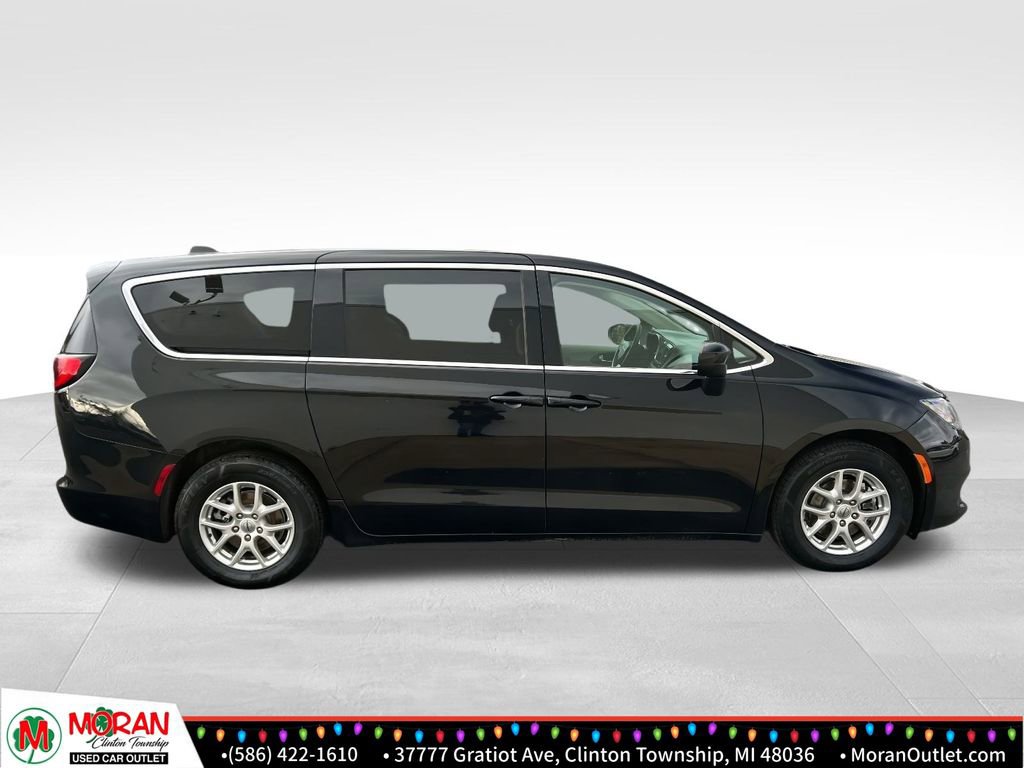 Used 2021 Chrysler Voyager LX image 6