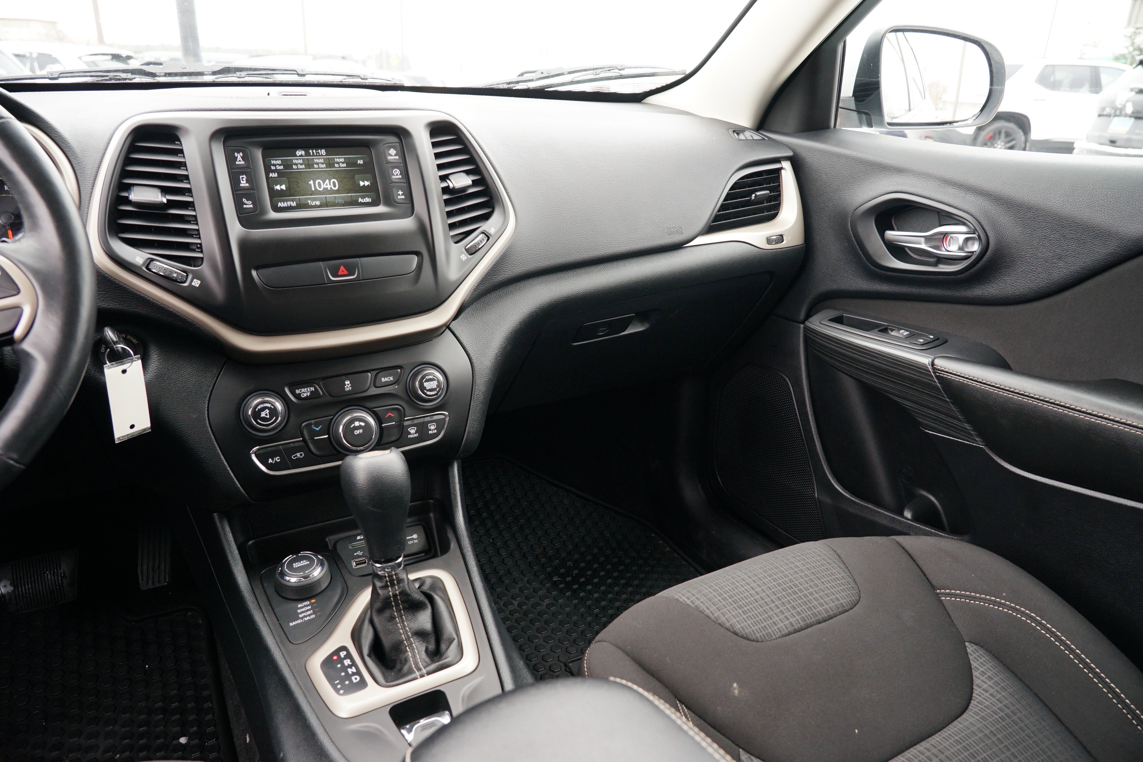 Used 2016 Jeep Cherokee Latitude w/ Cold Weather Group image 21