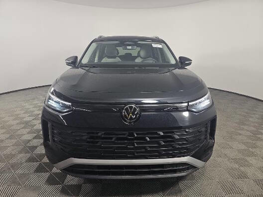 Used 2025 Volkswagen Tiguan SE FWD image 2