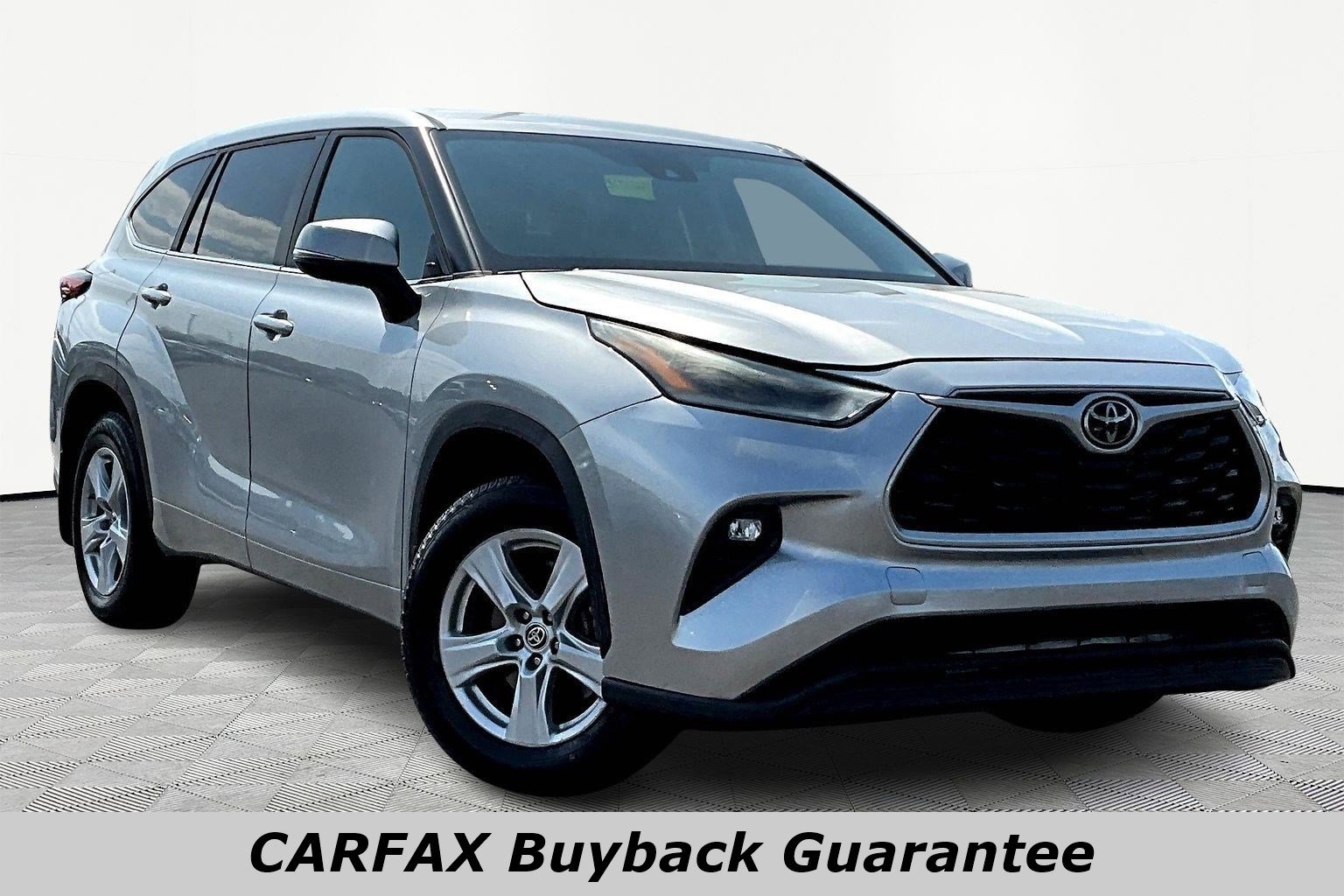 Used 2023 Toyota Highlander LE image 3