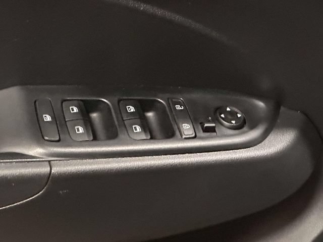 Used 2025 Hyundai Venue SEL FWD image 16