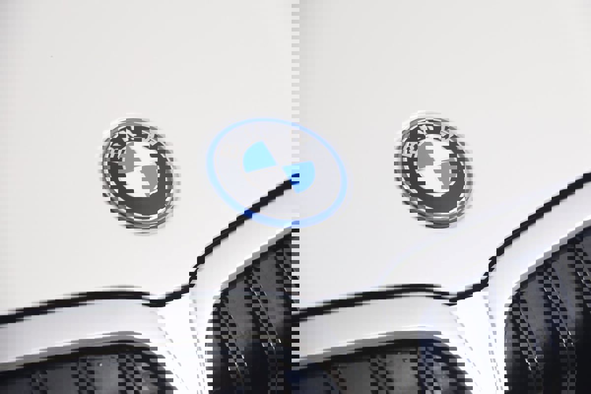 Used 2023 BMW 330e xDrive w/ Premium Package image 16