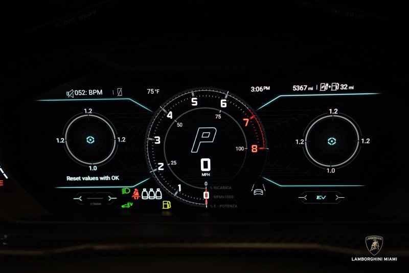 Used 2025 Lamborghini Urus SE image 55