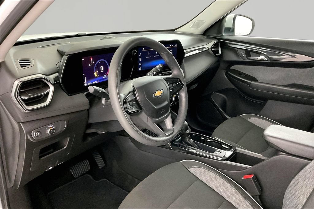 Used 2025 Chevrolet TrailBlazer LT AWD/4WD image 16