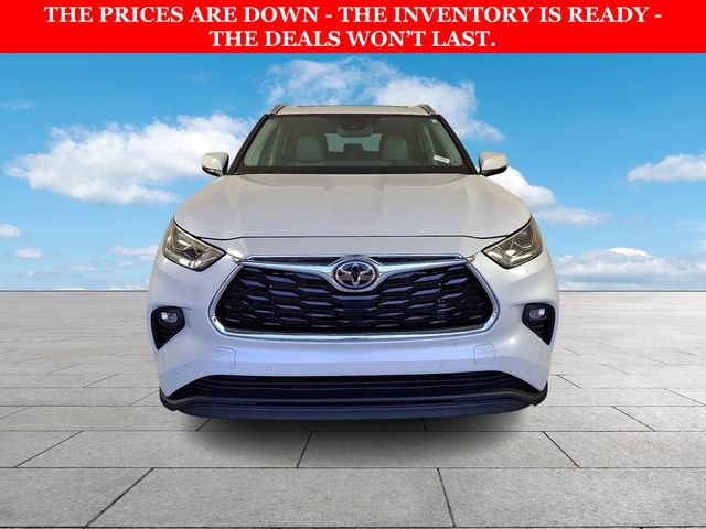 Used 2023 Toyota Highlander Limited FWD image 3