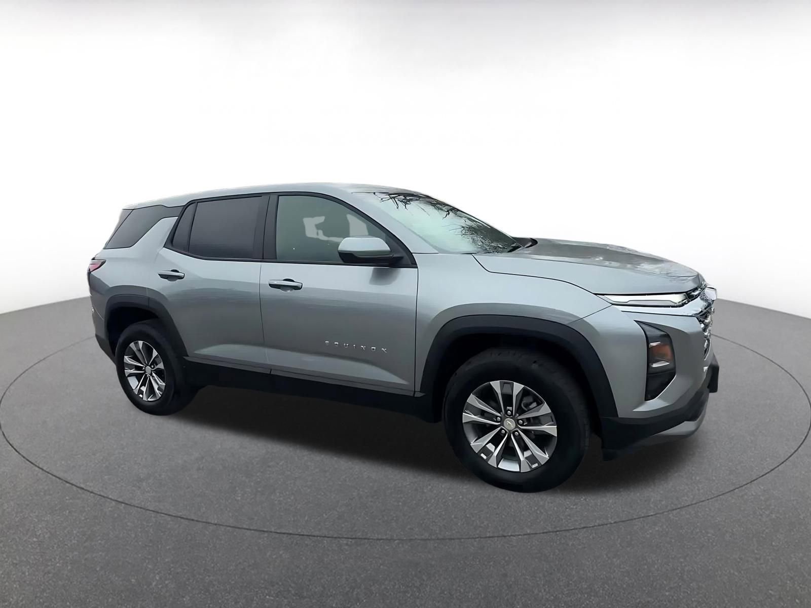 Used 2025 Chevrolet Equinox LT image 2