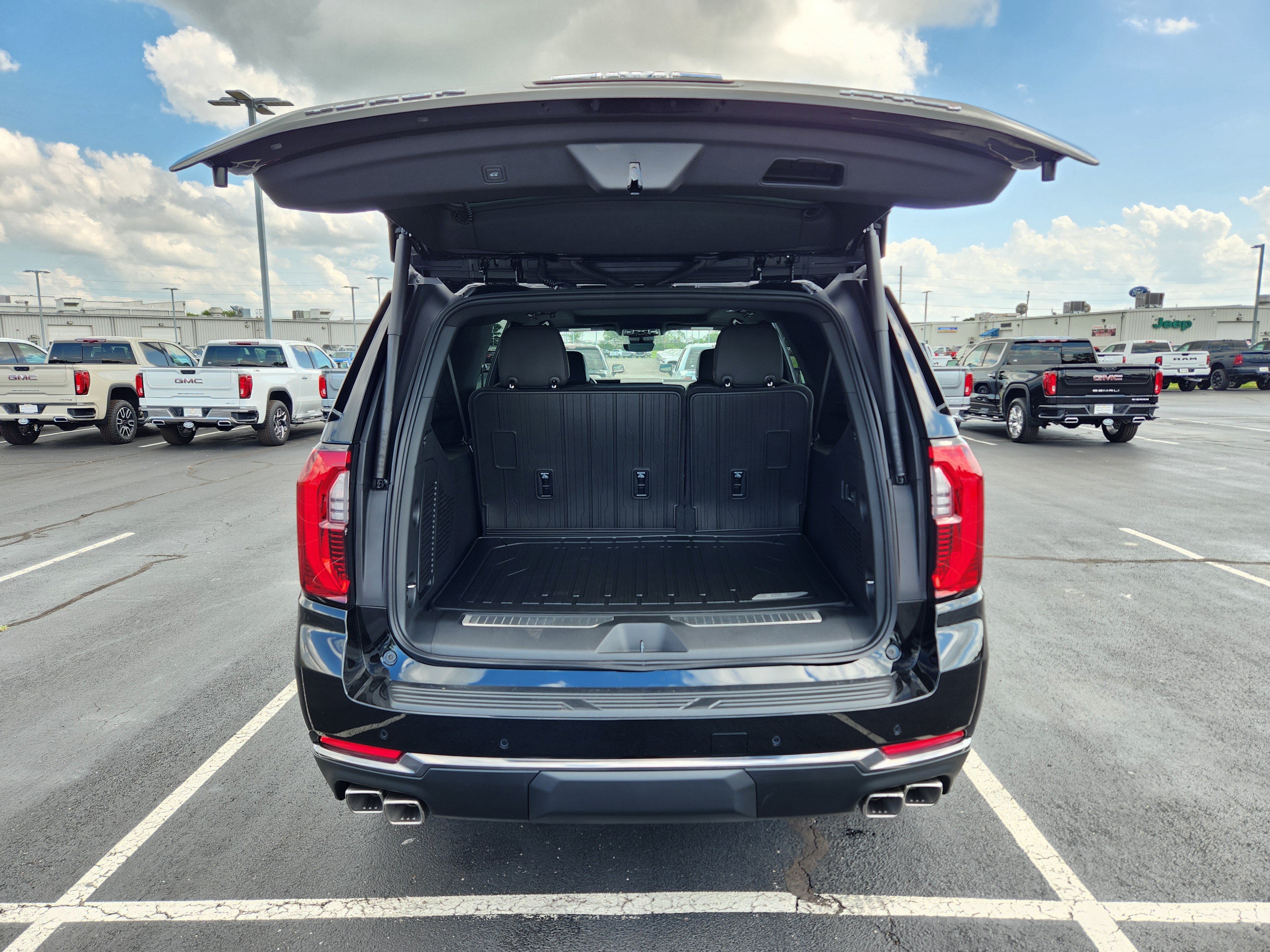 New 2026 GMC Yukon XL AT4 w/ AT4 Premium Package AWD/4WD image 7