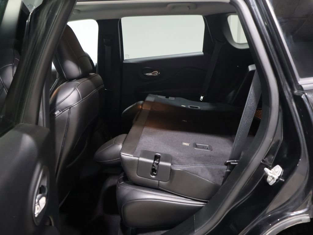 Used 2019 Jeep Cherokee Trailhawk w/ Cold Weather Group image 18