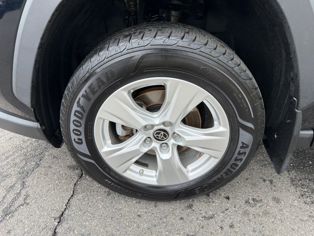 Used 2021 Toyota RAV4 LE image 12