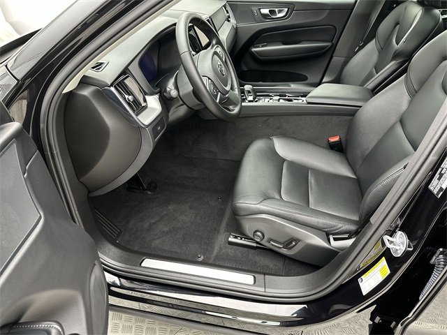 Used 2025 Volvo XC60 B5 Core image 11