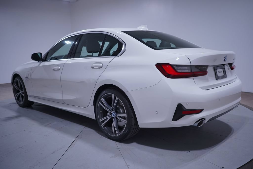 Used 2022 BMW 330e w/ Driving Assistance Package RWD image 3