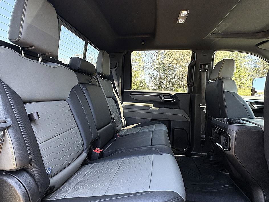 Used 2025 Chevrolet Silverado 2500 ZR2 w/ Technology Package image 10