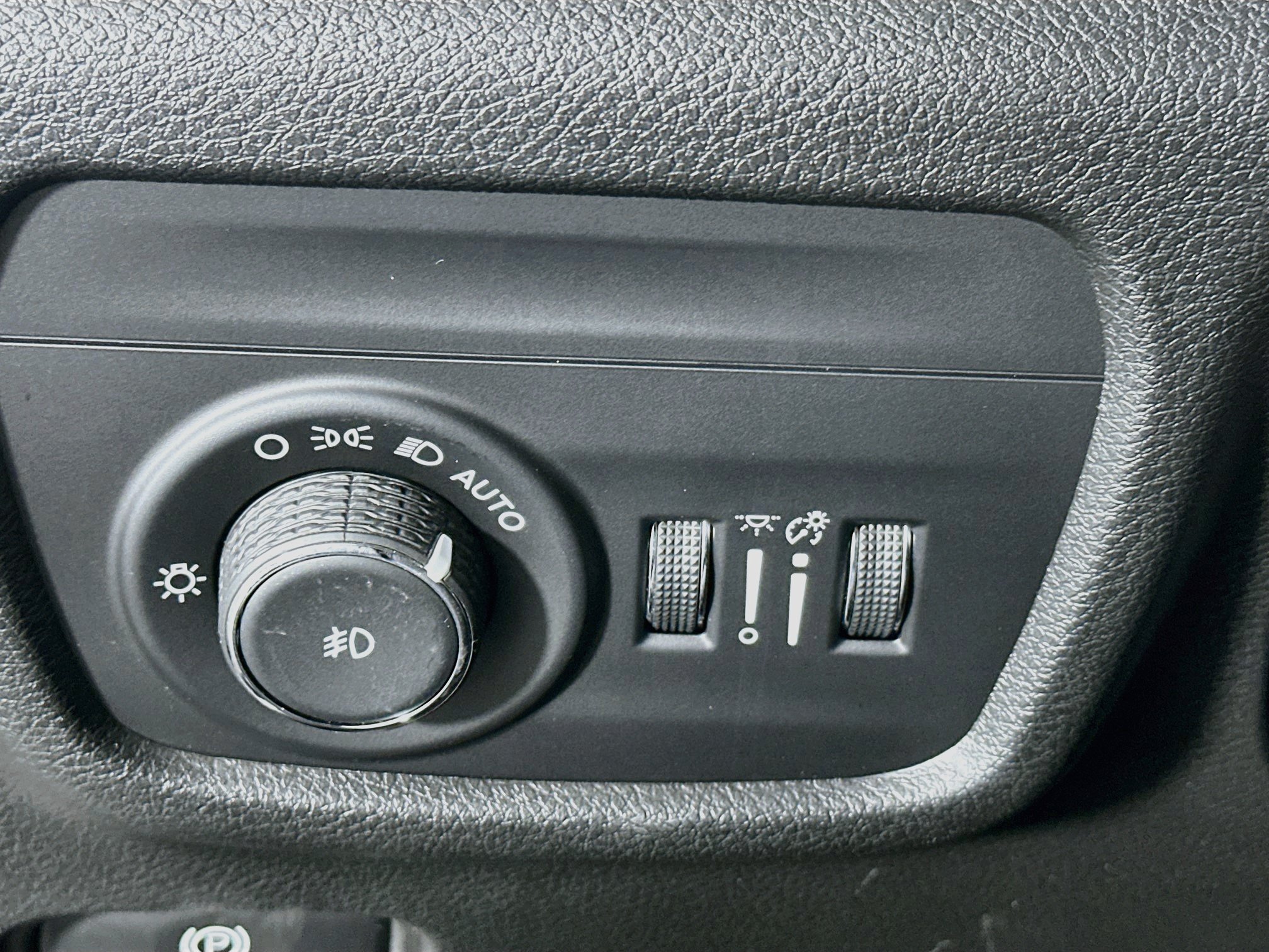 Used 2023 Jeep Grand Cherokee L Limited w/ Luxury Tech Group II RWD image 17