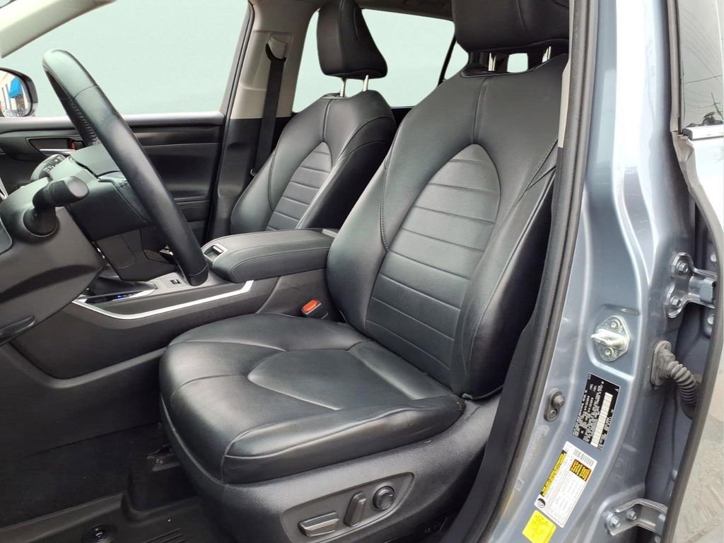 Used 2021 Toyota Highlander XLE AWD/4WD image 11