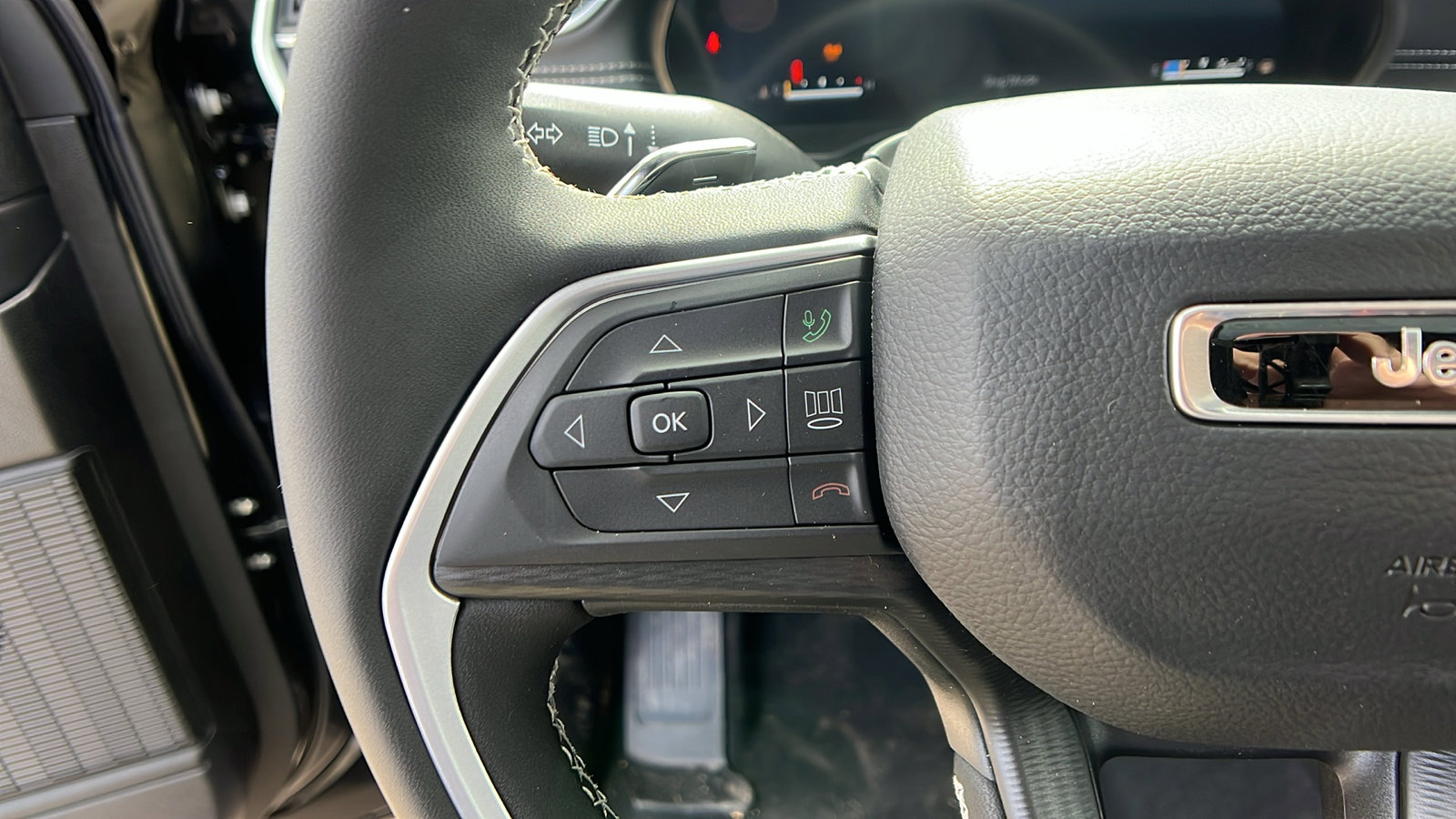 New 2025 Jeep Grand Cherokee L Laredo image 22