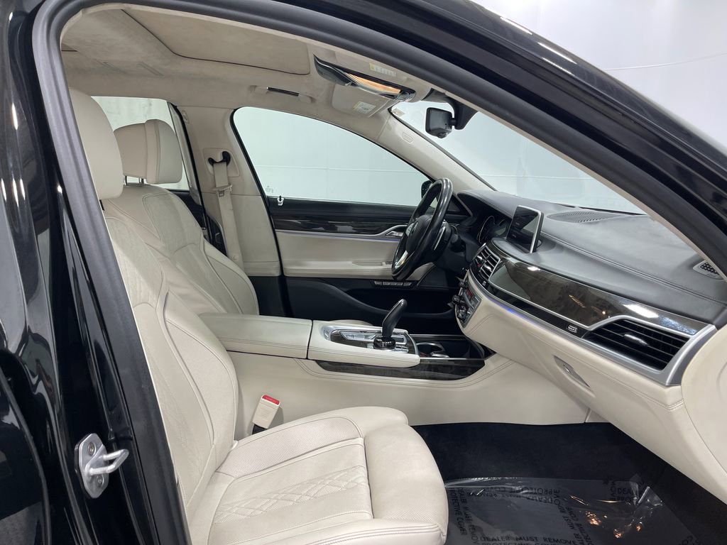 Used 2018 BMW 750i w/ Executive Package RWD image 33