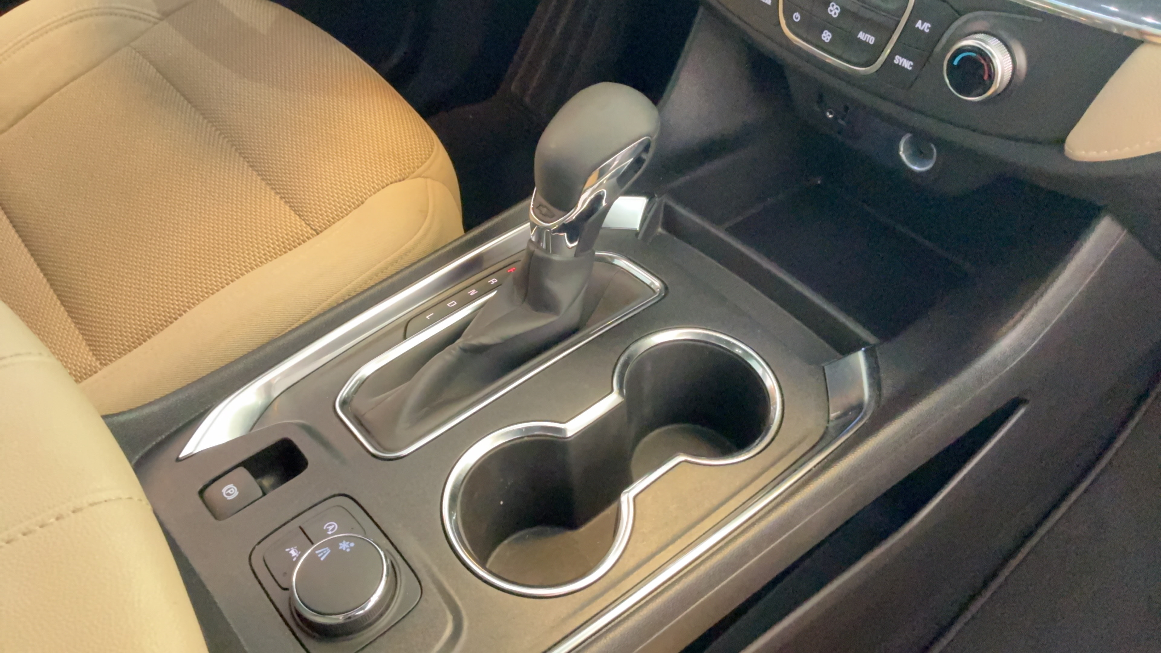 Used 2022 Chevrolet Traverse LS FWD image 40