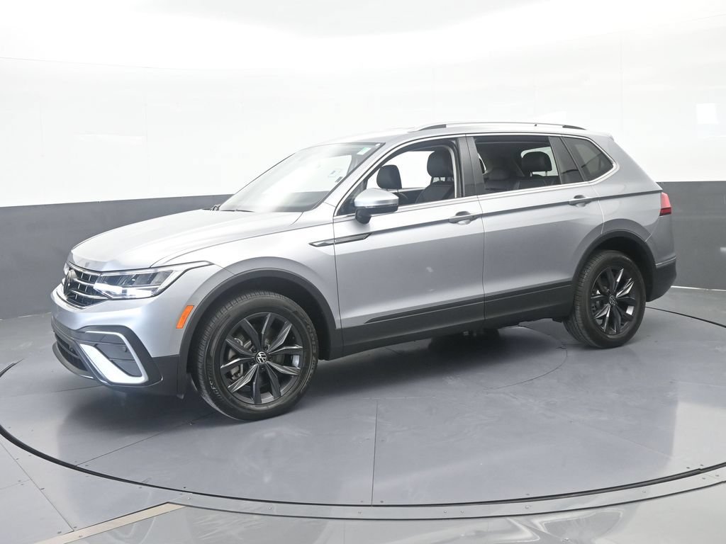 Used 2024 Volkswagen Tiguan SE FWD image 2