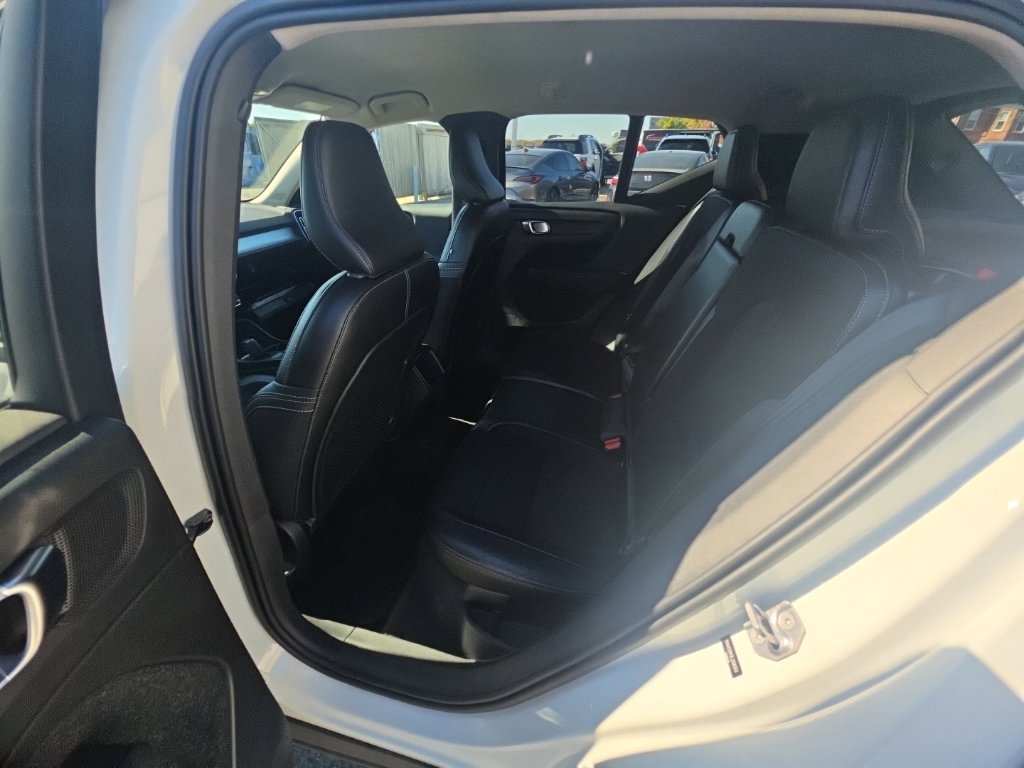 Used 2020 Volvo XC40 T4 Momentum FWD image 31
