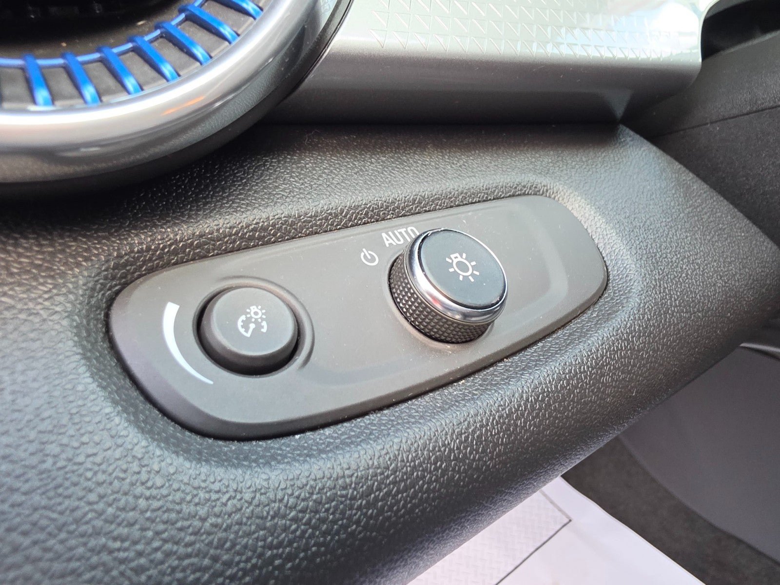 Used 2025 Chevrolet Trax LT w/ LT Convenience Package FWD image 32
