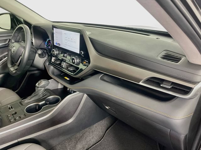 Used 2023 Toyota Highlander Bronze Edition FWD image 31