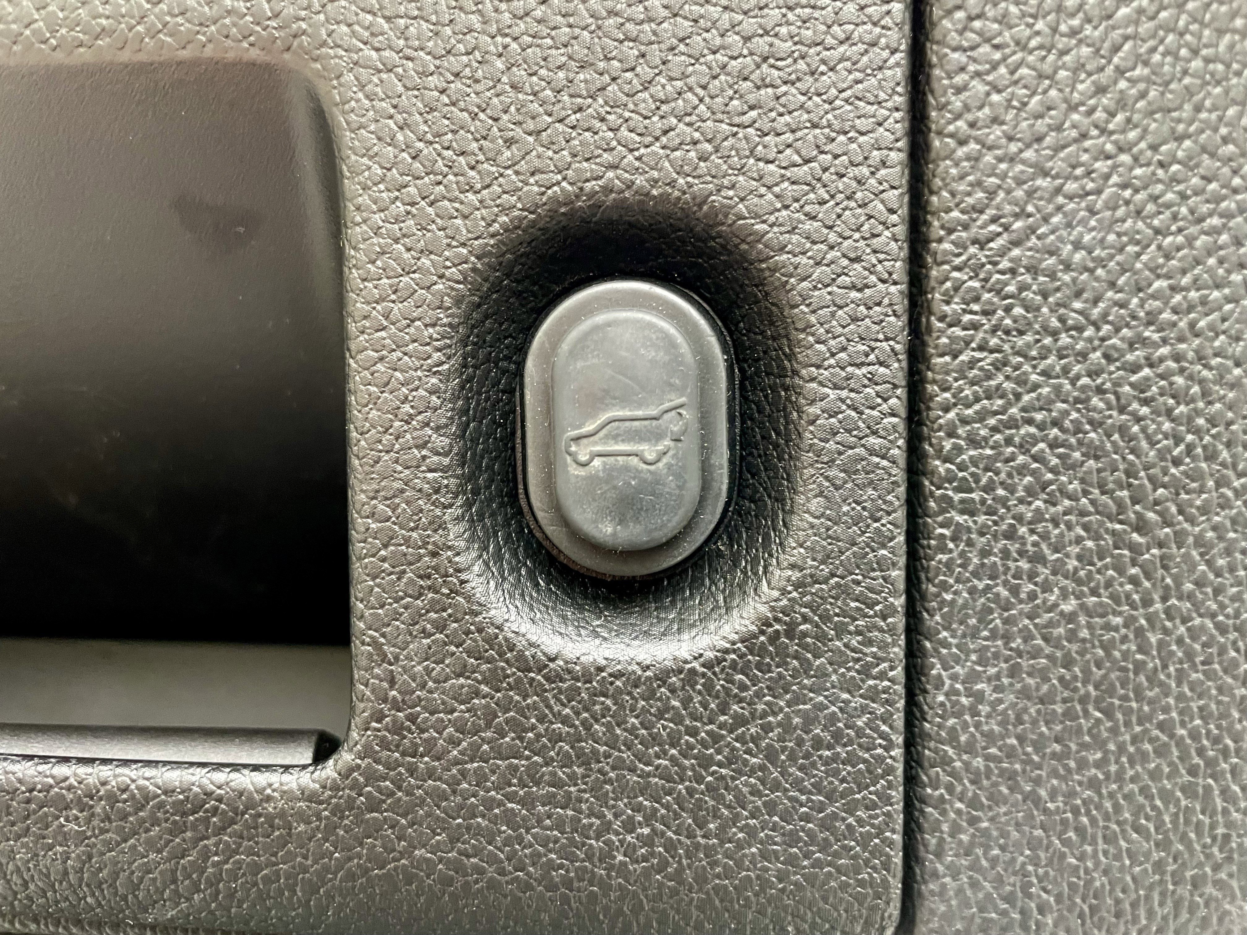 Used 2019 Cadillac Escalade ESV Platinum w/ Escalade Sport Edition image 42