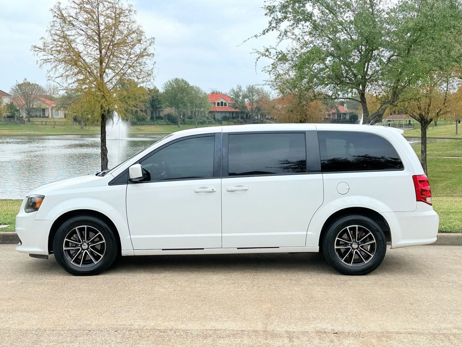 Used 2019 Dodge Grand Caravan GT image 4