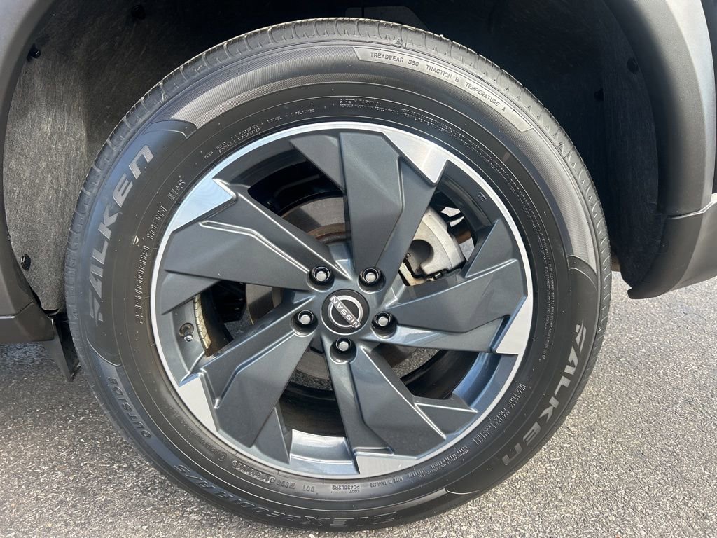 Used 2025 Nissan Rogue SV image 34