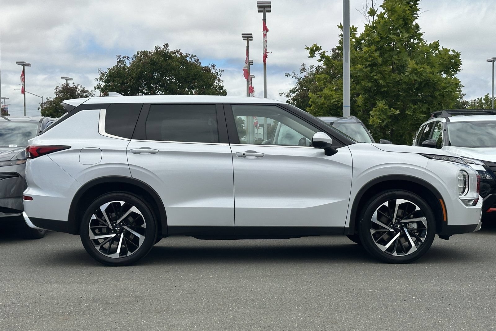 Used 2024 Mitsubishi Outlander AWD image 3
