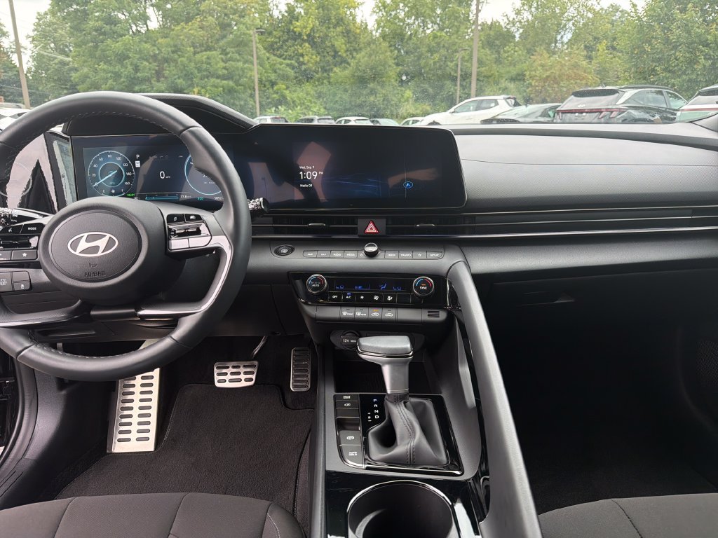 Certified 2025 Hyundai Elantra SEL FWD image 13