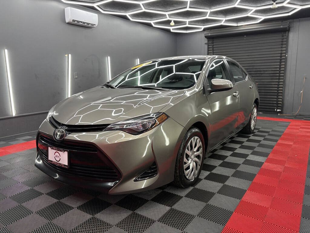Used 2017 Toyota Corolla LE FWD image 1