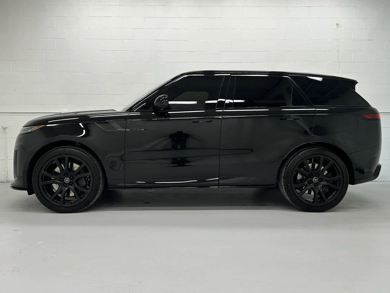 Used 2024 Land Rover Range Rover Sport image 4