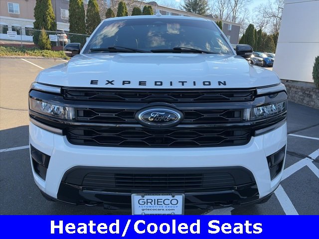 Used 2023 Ford Expedition Limited image 3