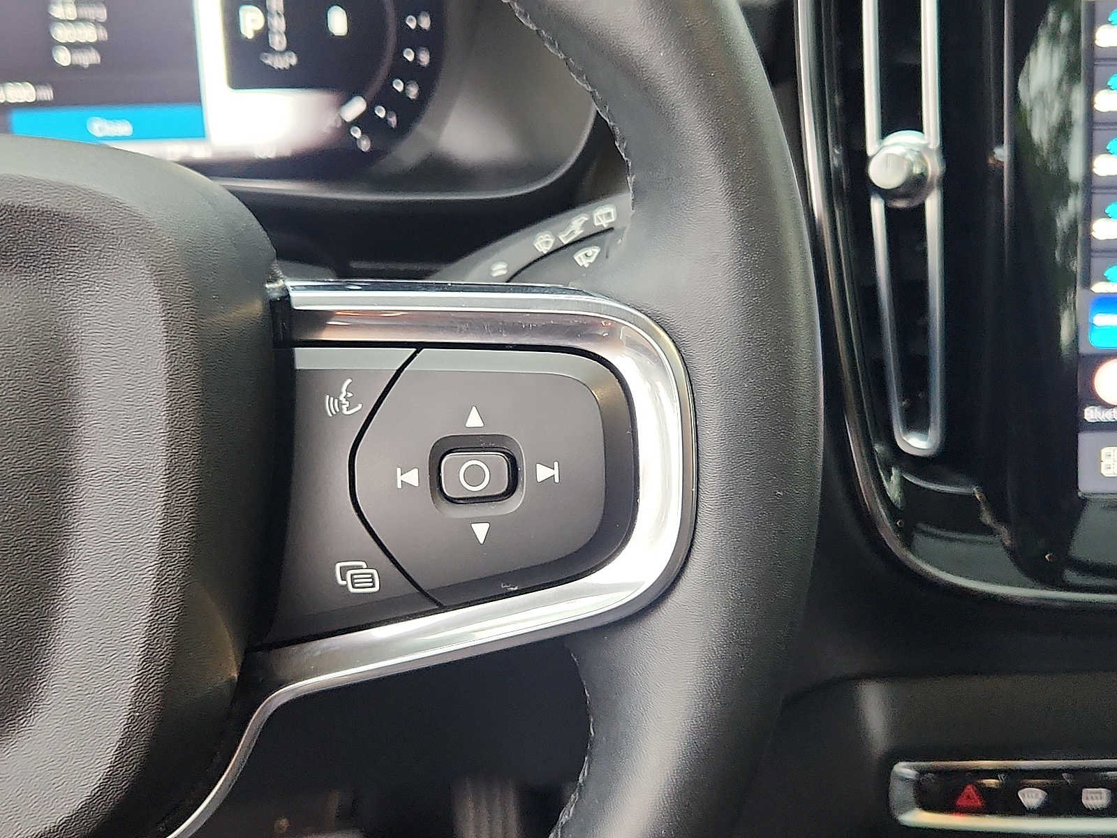 Used 2023 Volvo XC40 B5 Plus w/ Driver Assist Package AWD/4WD image 19