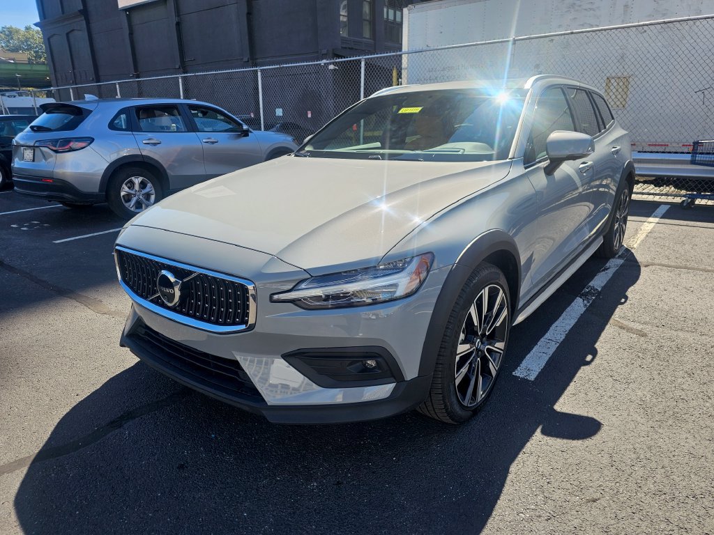 Certified 2025 Volvo V60 B5 Cross Country Ultra AWD/4WD image 26