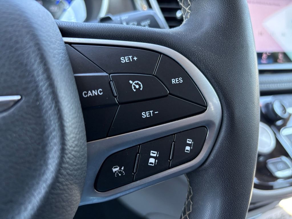 Used 2023 Chrysler Pacifica Touring-L FWD image 19