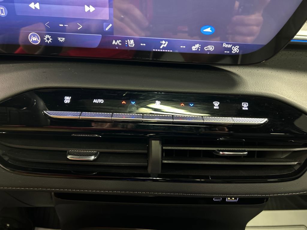 Used 2025 Buick Enclave Avenir image 19