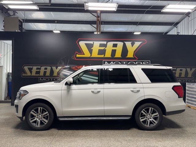 Used 2023 Ford Expedition XLT image 2