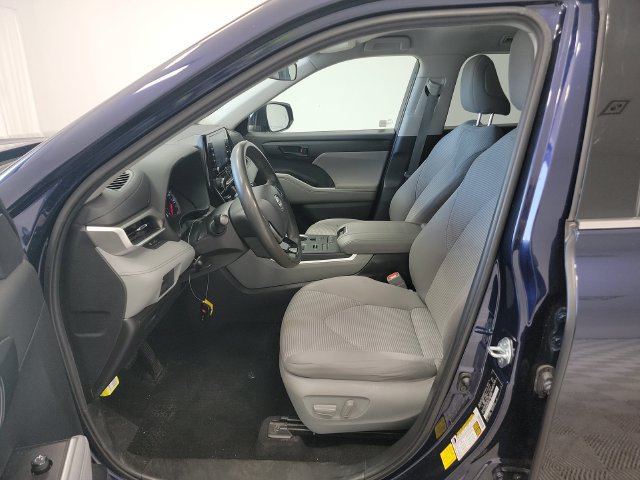 Used 2021 Toyota Highlander L AWD/4WD image 7