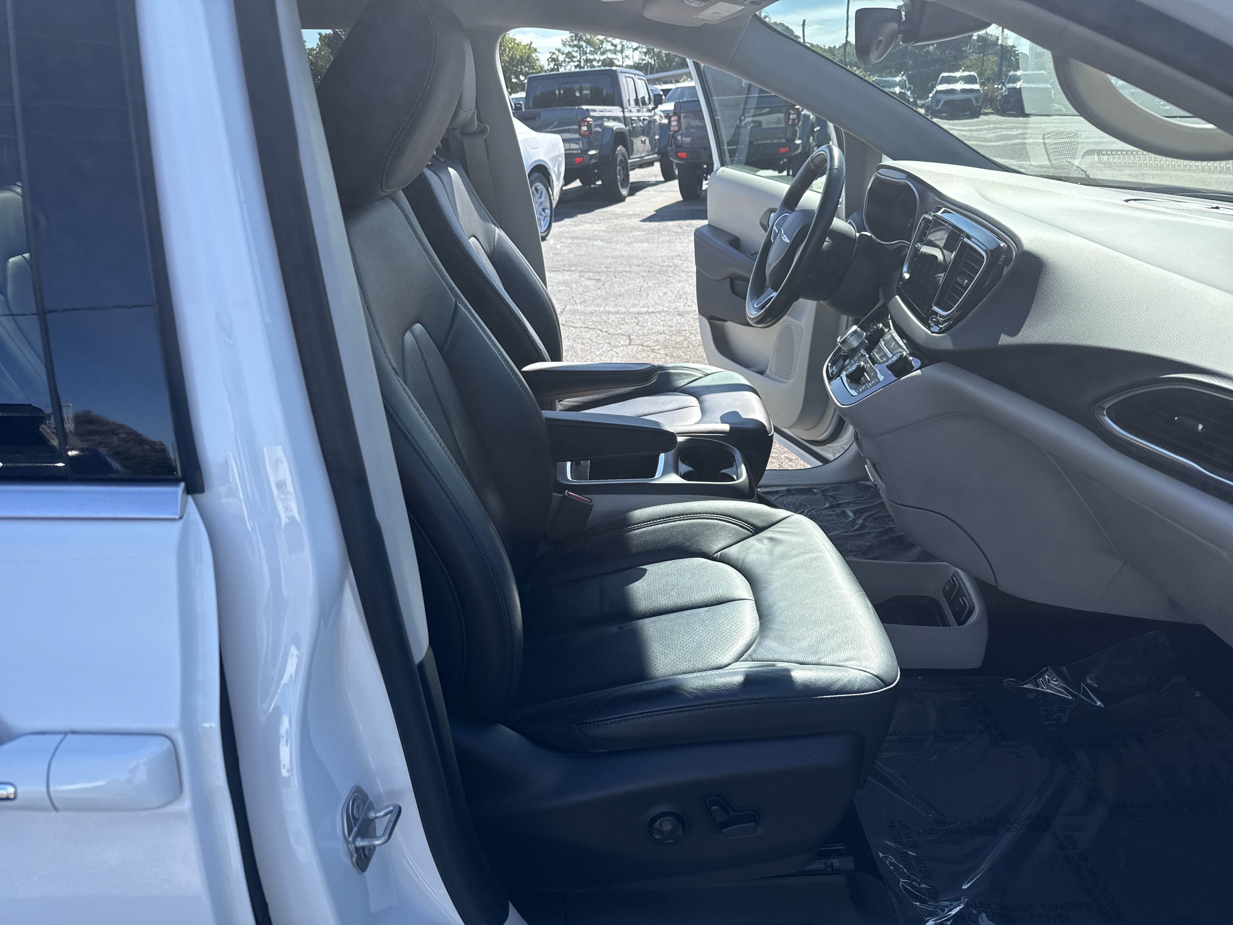 Used 2019 Chrysler Pacifica Touring-L Plus w/ Tire & Wheel Group FWD image 33