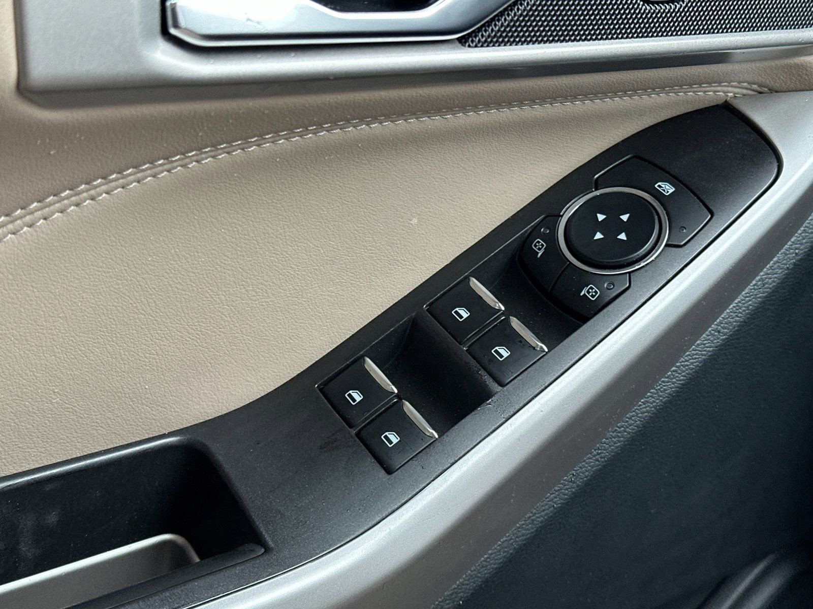 Used 2024 Ford Explorer XLT w/ Equipment Group 202A image 12