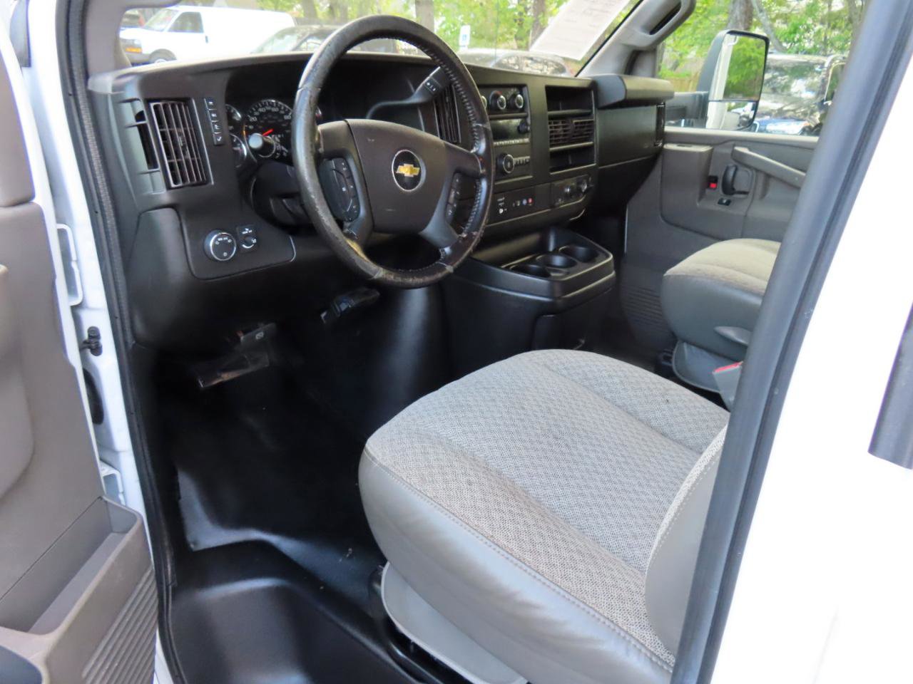 Used 2022 Chevrolet Express 3500 w/ Power Convenience Package RWD image 5