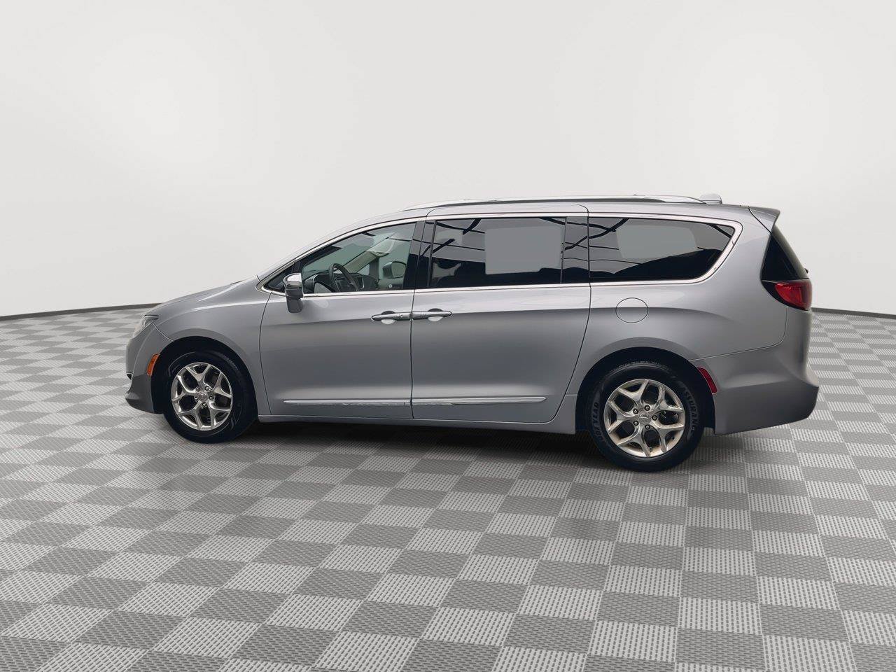 Used 2018 Chrysler Pacifica Limited FWD image 39