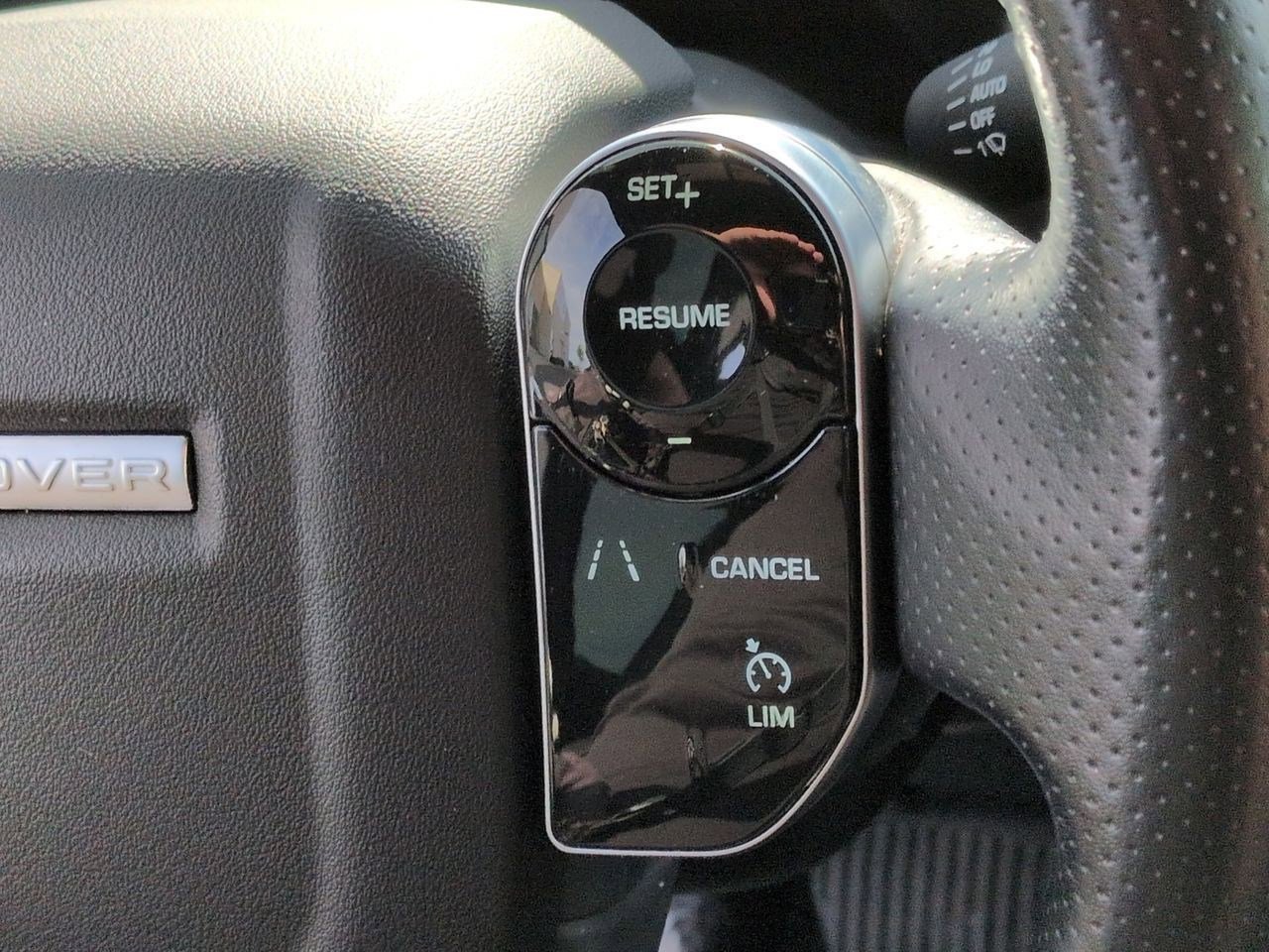 Used 2019 Land Rover Range Rover Sport SE image 12