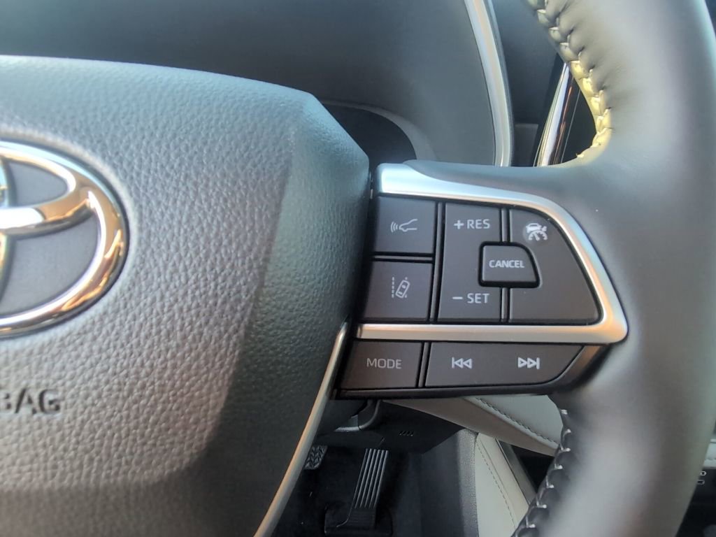 Used 2026 Toyota Highlander Limited image 15