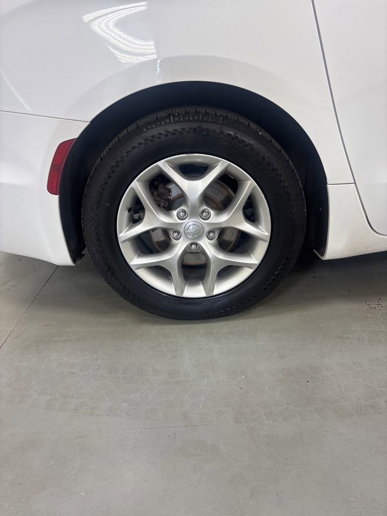 Used 2018 Chrysler Pacifica Touring-L w/ Tire & Wheel Group FWD image 32