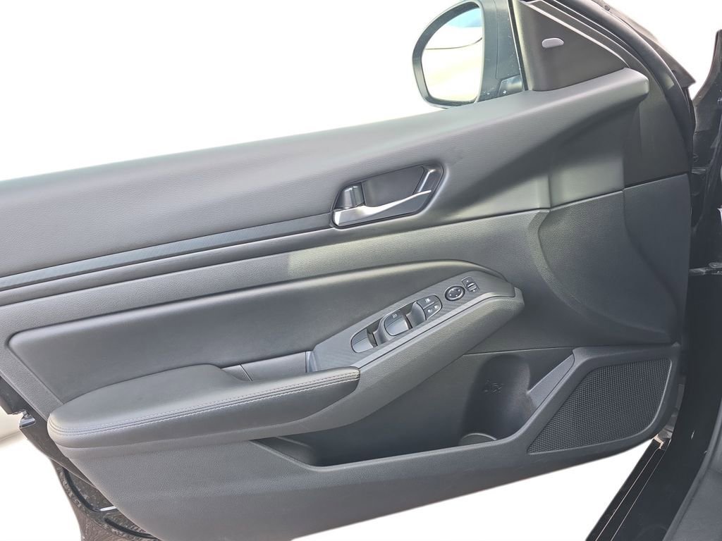 Used 2024 Nissan Altima 2.5 SV FWD image 17