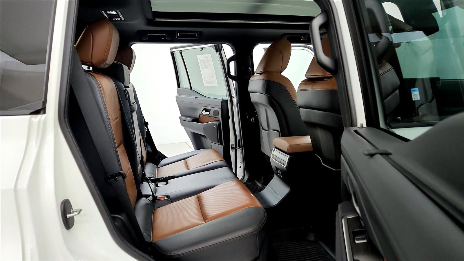 Used 2024 Lexus GX 550 w/ Accessory Package (2T) AWD/4WD image 18