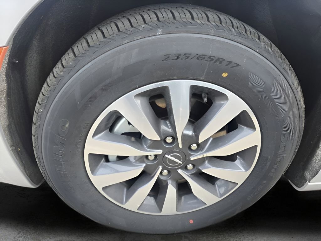 Used 2024 Chrysler Pacifica Select image 15